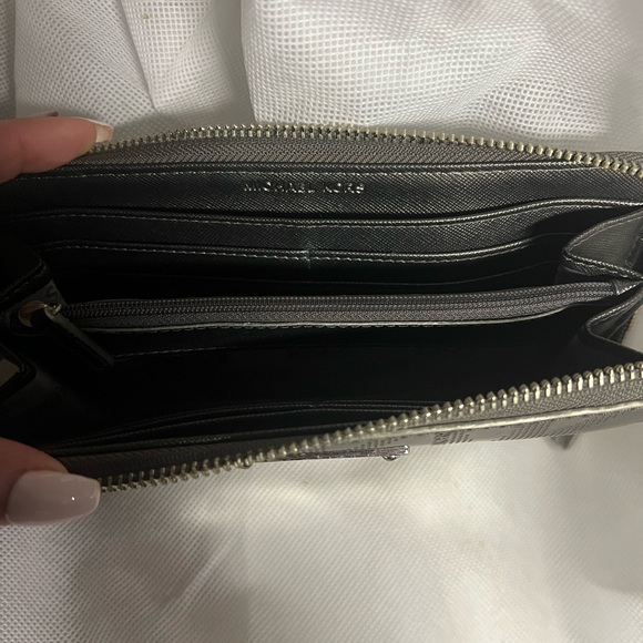Silver Michael Kors wallet - Picture 2 of 3